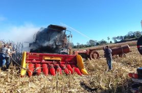 Colheitadeira pega fogo durante colheita em propriedade rural de Mercedes