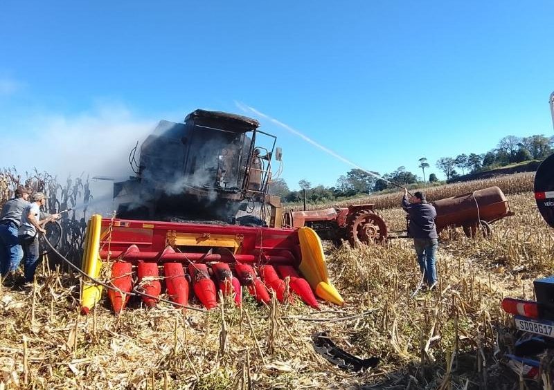 Colheitadeira pega fogo durante colheita em propriedade rural de Mercedes Imagem referente a Colheitadeira pega fogo durante colheita em propriedade rural de Mercedes