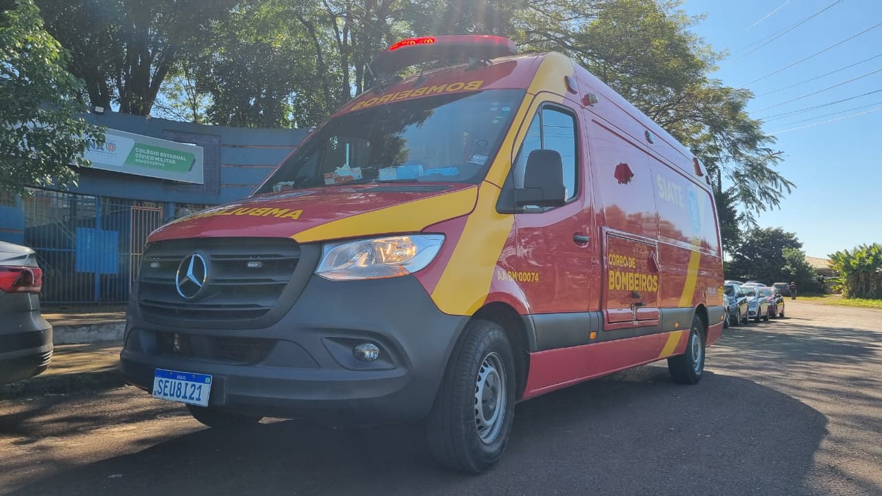 Adolescente tem luxação no tornozelo durante partida de vôlei no Colégio do Brasmadeira