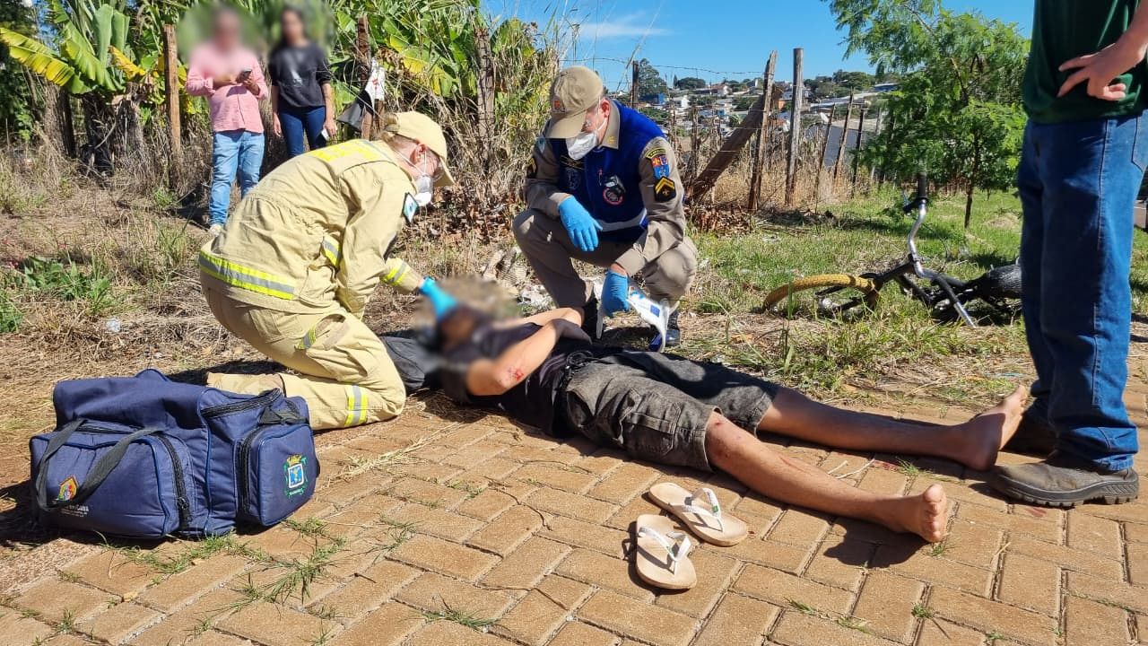 Ciclista fica ferido após colisão com caminhão no Bairro Santa Cruz