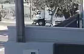 Vídeo mostra ciclista sendo atingido por caminhão no Bairro Santa Cruz