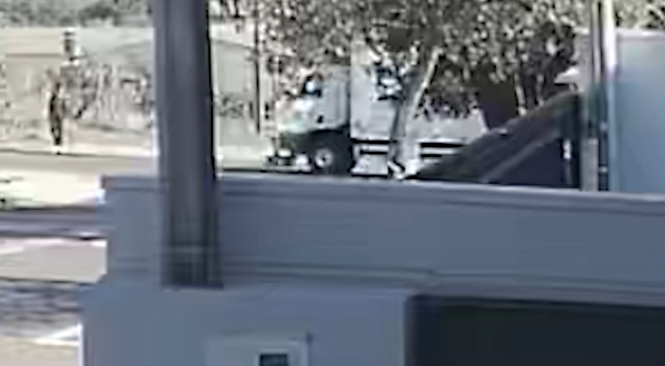 Vídeo mostra ciclista sendo atingido por caminhão no Bairro Santa Cruz