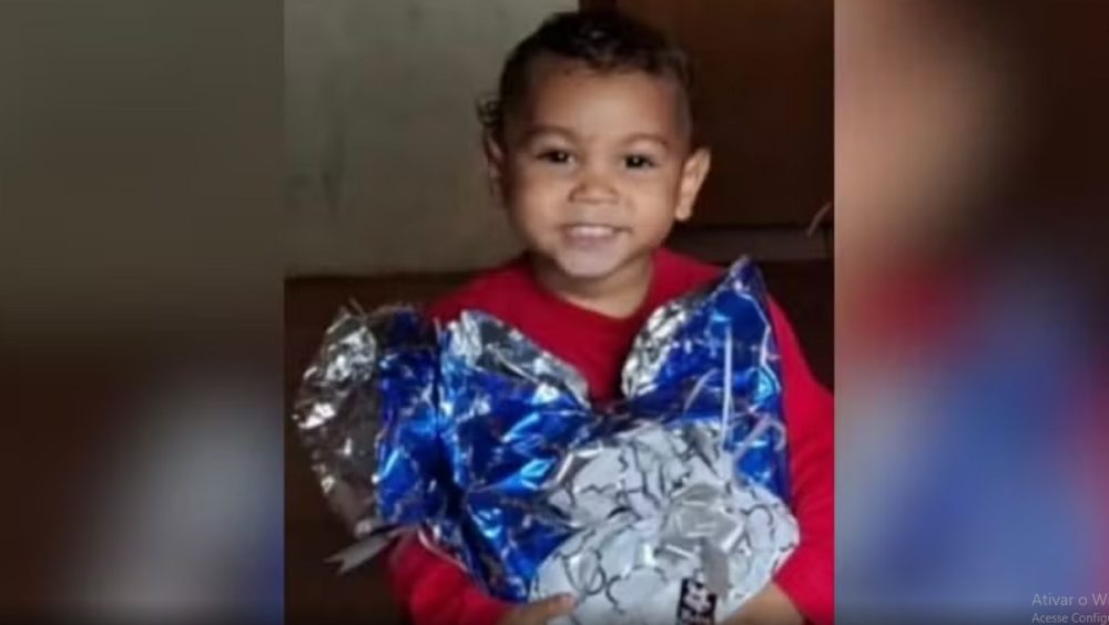 Garoto de 3 anos morre após ser espancado pelo pai missionário por não ter dado “bom dia” Imagem referente a Garoto de 3 anos morre após ser espancado pelo pai missionário por não ter dado “bom dia”