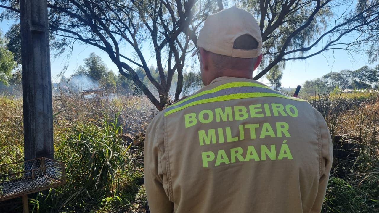 Incêndio em entulho se espalha para vegetação no Santa Felicidade; Bombeiros são acionados