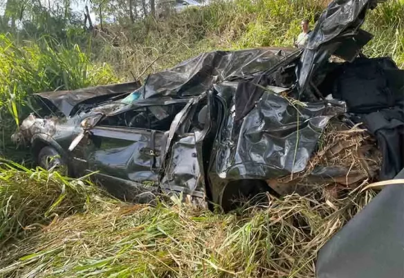 Cascavelense morre após capotar carro em ribanceira na Rodovia da Integração, em SP