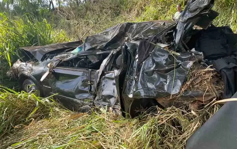 Cascavelense morre após capotar carro em ribanceira na Rodovia da Integração, em SP Imagem referente a Cascavelense morre após capotar carro em ribanceira na Rodovia da Integração, em SP