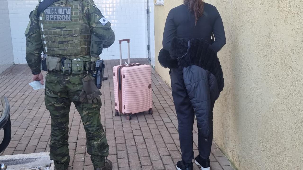 Com destino à Cascavel, mulher é flagrada com mala recheada de drogas