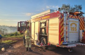 Bombeiros entram em ação incêndio ambiental no Cascavel Velho