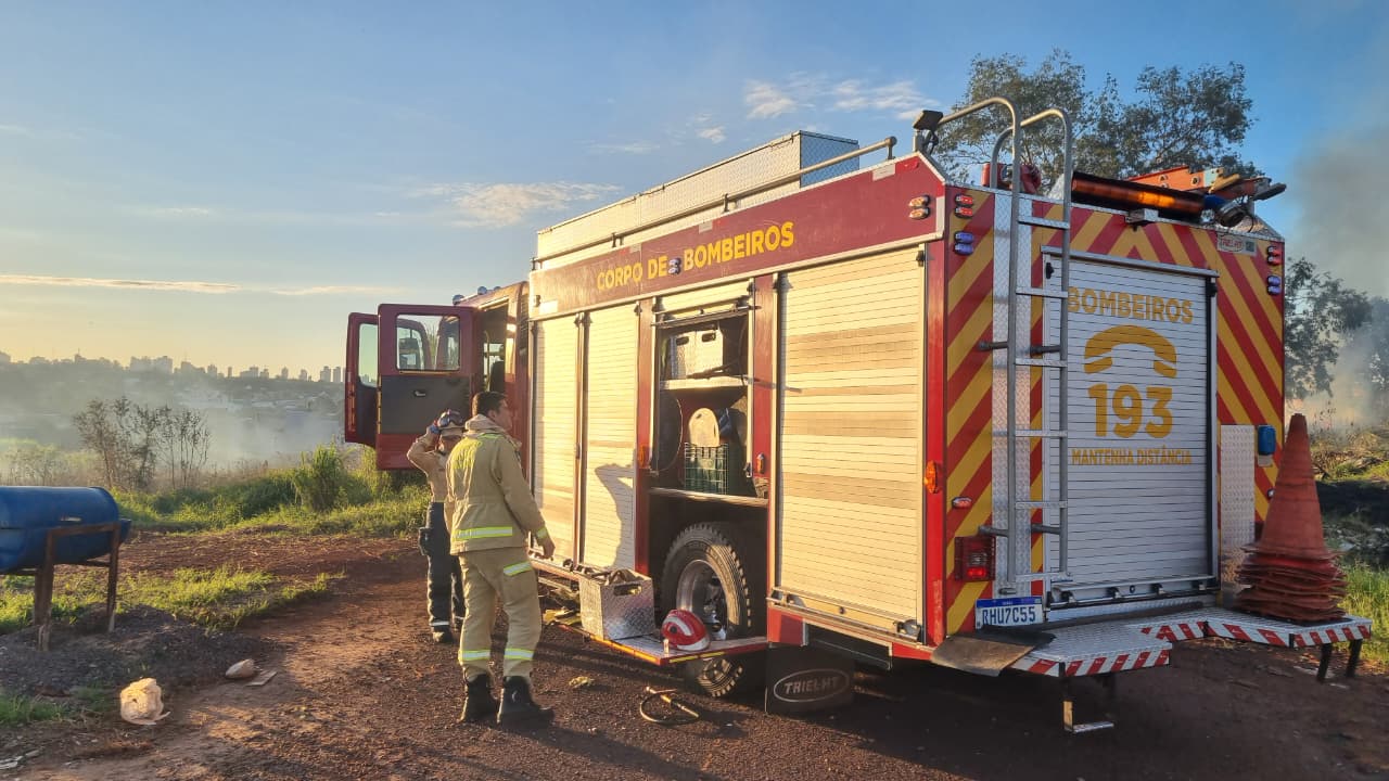 Bombeiros entram em ação incêndio ambiental no Cascavel Velho