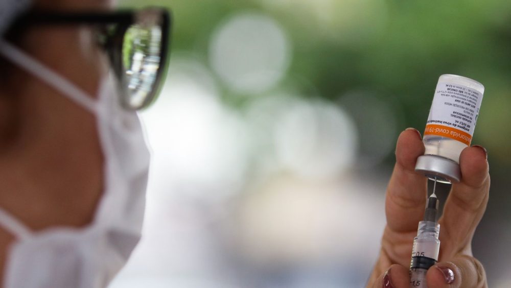 Vacinas contra covid-19 serão atualizadas contra novas variantes Imagem referente a Vacinas contra covid-19 serão atualizadas contra novas variantes