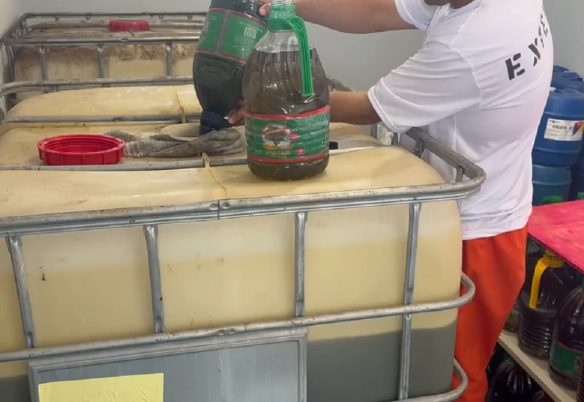 Projeto coloca detentos para transformar azeite contrabandeado em sabão para limpar celas