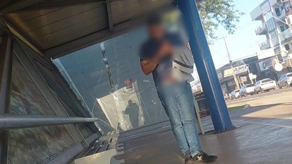 Denúncia: homem expõe órgão genital em ponto de ônibus no São Cristóvão Imagem referente a Denúncia: homem expõe órgão genital em ponto de ônibus no São Cristóvão