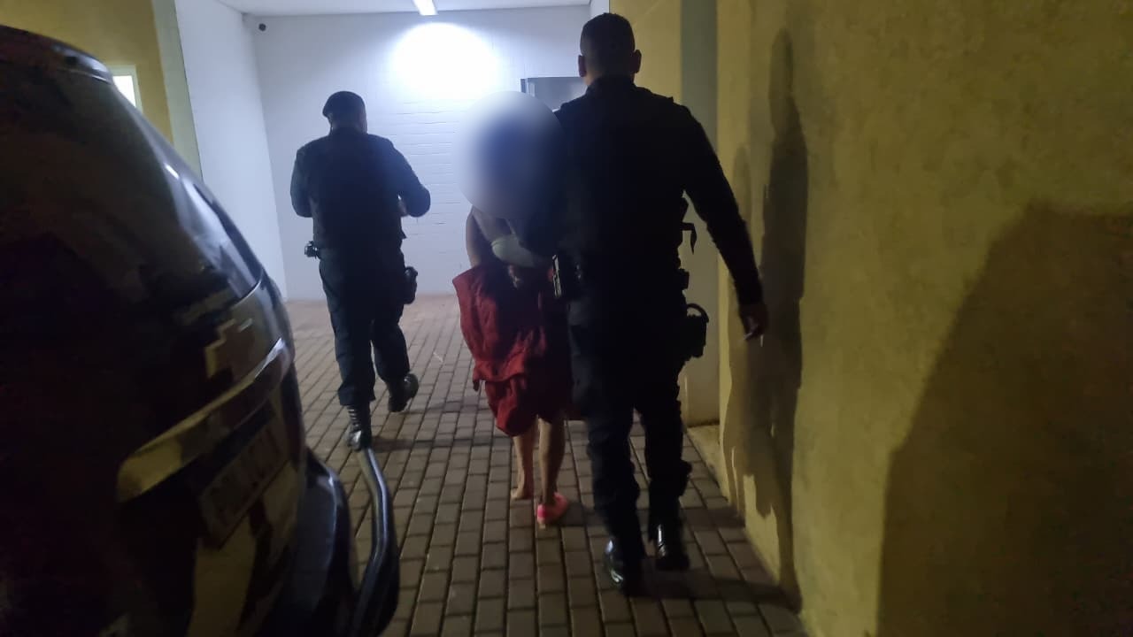 Mulher é presa após apedrejar residência e ameaçar incendiar imóvel com gasolina em Cascavel