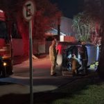 Idosa de 73 anos fica ferida após bater em veículo estacionado e capotar carro Imagem relativa a Idosa de 73 anos fica ferida após bater em veículo estacionado e capotar carro