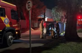 Idosa de 73 anos fica ferida após bater em veículo estacionado e capotar carro