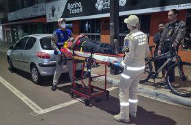 Ciclista fica ferido após sofrer queda na Avenida Carlos Gomes, em Cascavel Ciclista fica ferido após sofrer queda na Avenida Carlos Gomes, em Cascavel