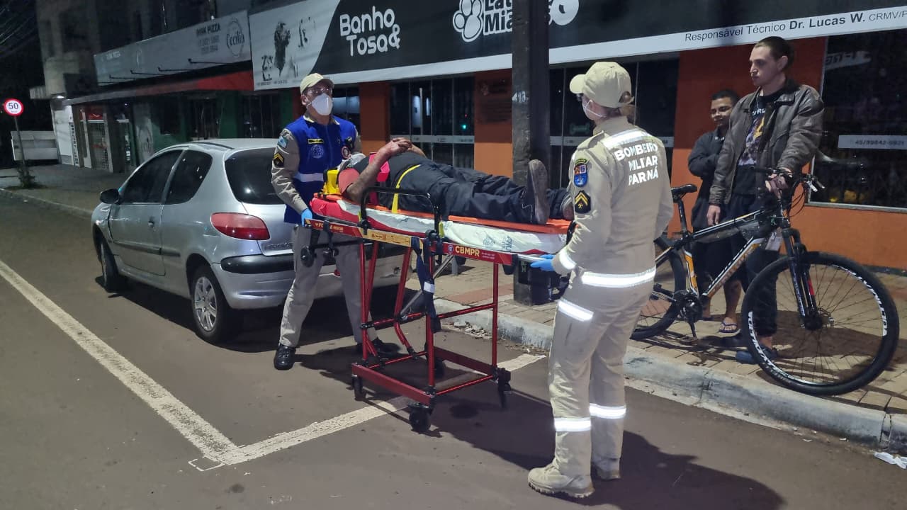 Ciclista fica ferido após sofrer queda na Avenida Carlos Gomes, em Cascavel