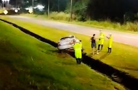 Carro cai em valeta às margens da BR-277, em Cascavel Carro cai em valeta às margens da BR-277, em Cascavel