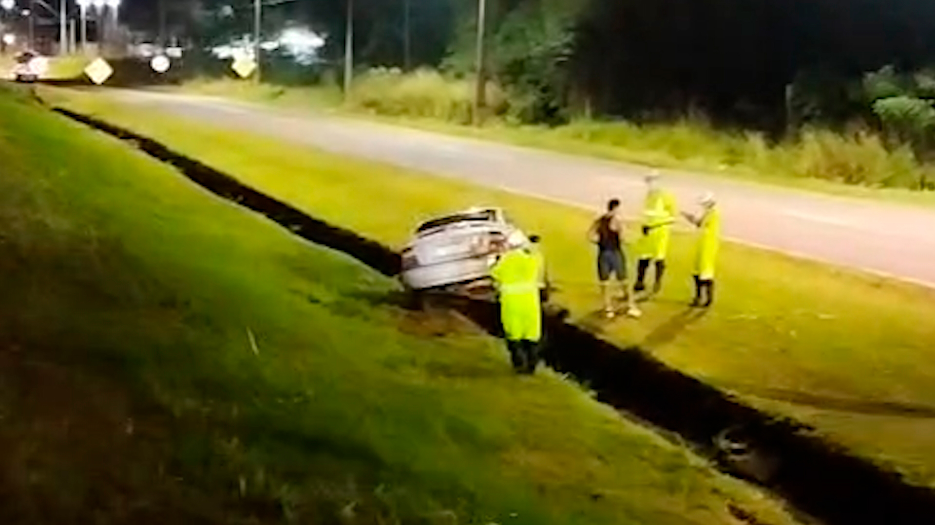 Carro cai em valeta às margens da BR-277, em Cascavel