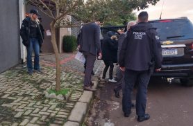 Advogada é levada à delegacia durante operação da Polícia Civil contra o tráfico de drogas em Cascavel