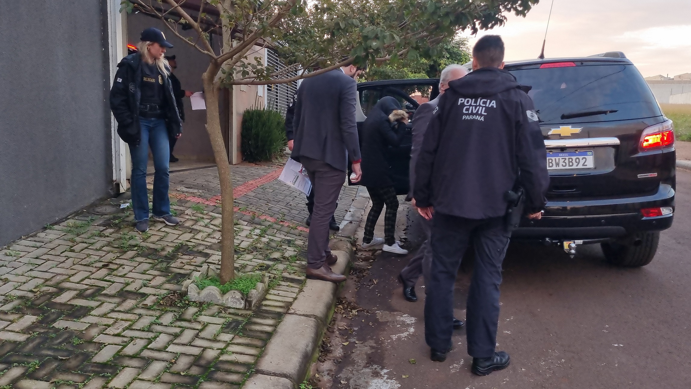 Advogada é levada à delegacia durante operação da Polícia Civil contra o tráfico de drogas em Cascavel