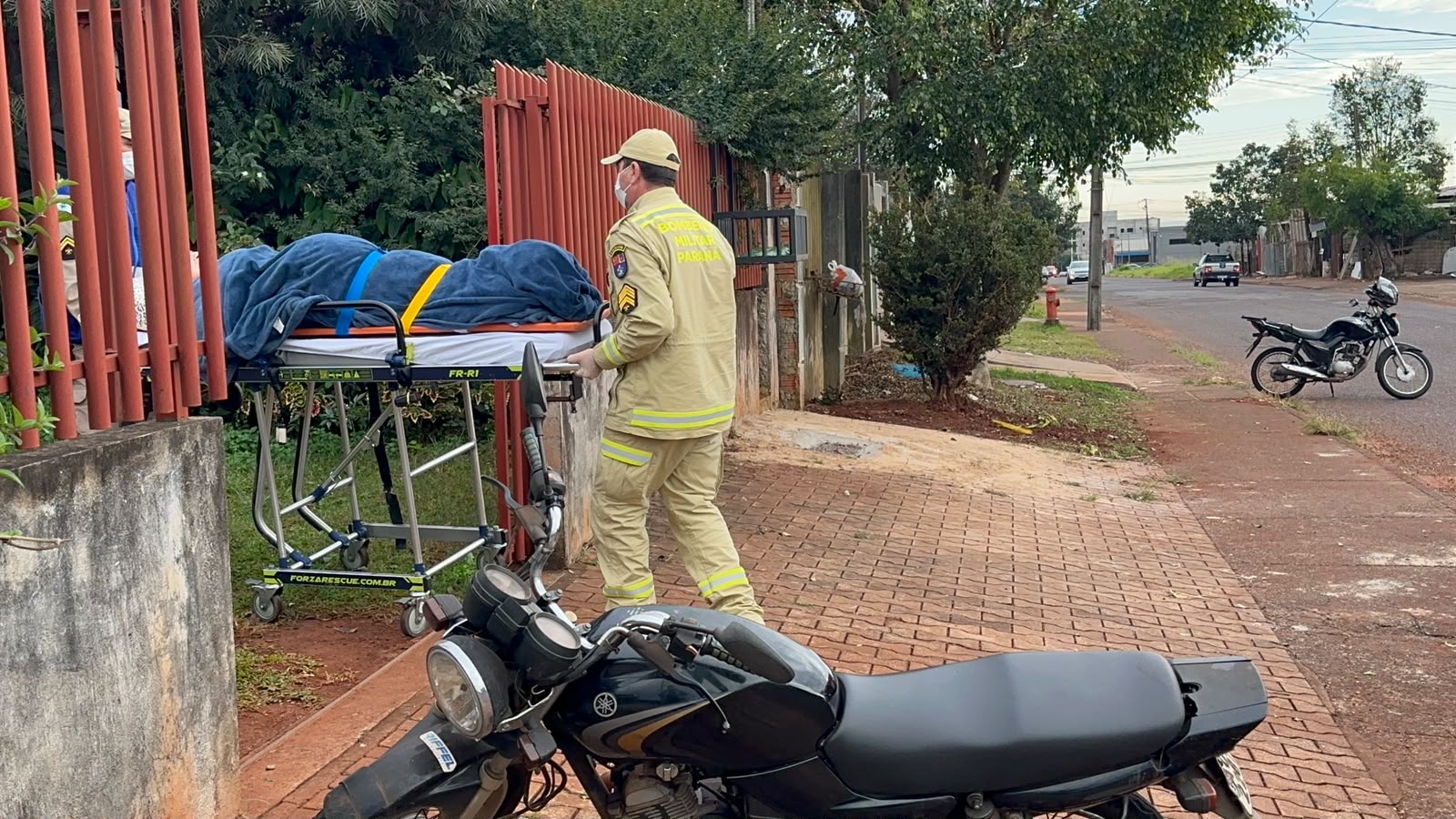 Idosa de 79 anos bate a cabeça após sofrer queda dentro de residência no Bairro Periolo
