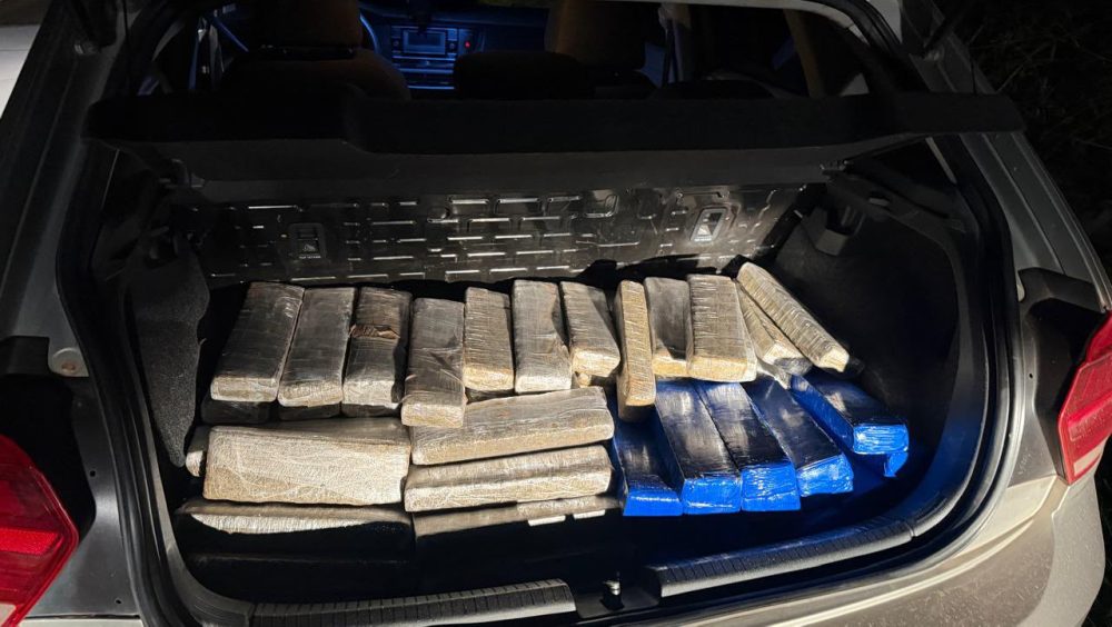 Receita Federal apreende 140 kg de maconha em abordagem na BR-277 Imagem referente a Receita Federal apreende 140 kg de maconha em abordagem na BR-277