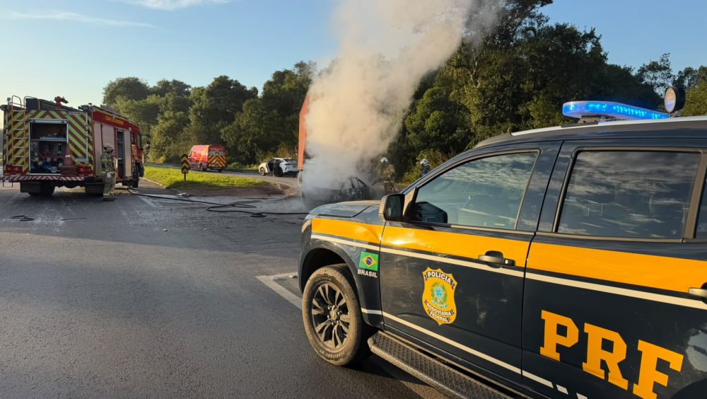 Colisão traseira é seguida por incêndio em veículo na BR-277 e deixa um ferido Imagem referente a Colisão traseira é seguida por incêndio em veículo na BR-277 e deixa um ferido