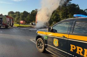 Colisão traseira é seguida por incêndio em veículo na BR-277 e deixa um ferido