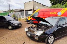 Mulher é socorrida após forte colisão entre Corsa e Focus no Brasmadeira