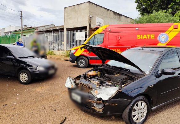 Mulher é socorrida após forte colisão entre Corsa e Focus no Brasmadeira Mulher é socorrida após forte colisão entre Corsa e Focus no Brasmadeira