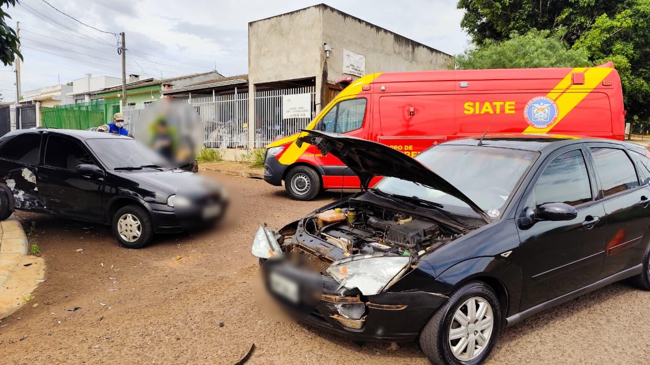 Mulher é socorrida após forte colisão entre Corsa e Focus no Brasmadeira