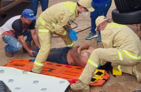 Homem é socorrido após acidente enquanto calibrava pneu de caminhão
