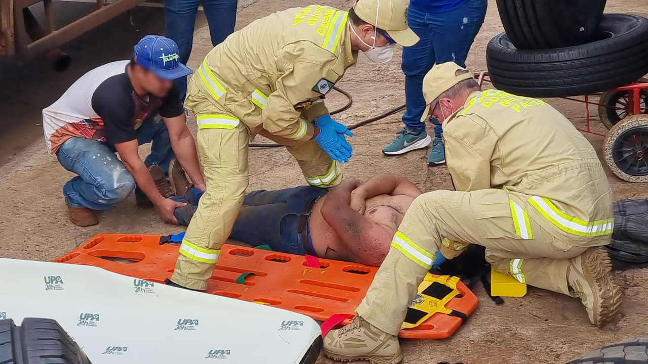 Homem é socorrido após acidente enquanto calibrava pneu de caminhão