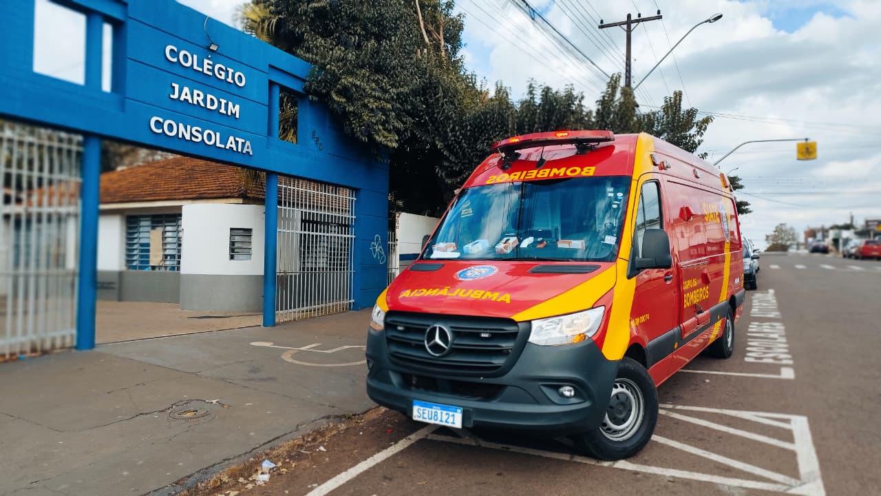 Portão de escola cai e causa contusão craniana em funcionária de colégio