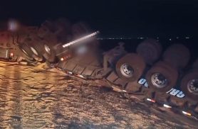 BR-163 fica totalmente interditada para destombamento de carreta em Cascavel