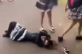 Vídeo mostra adolescente cercada, derrubada e agredida com chutes no rosto em caso de xenofobia