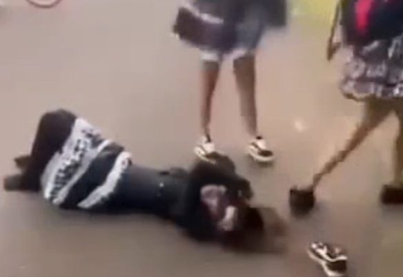 Vídeo mostra adolescente cercada, derrubada e agredida com chutes no rosto em caso de xenofobia