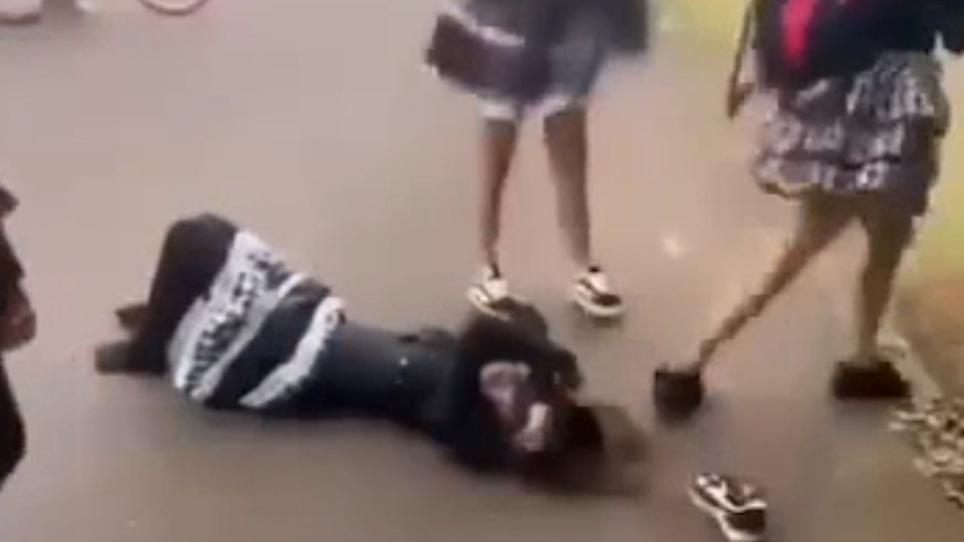 Vídeo mostra adolescente cercada, derrubada e agredida com chutes no rosto em caso de xenofobia