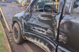 Chevrolet Blazer tem lateral destruída após colisão com ônibus na Tancredo Neves