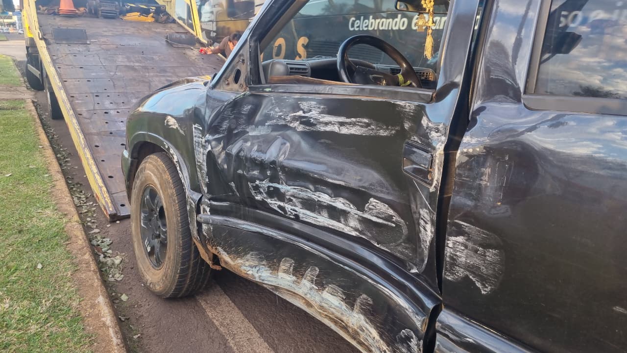 Chevrolet Blazer tem lateral destruída após colisão com ônibus na Tancredo Neves