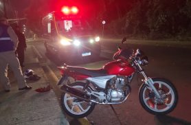 Motociclista fica ferido após cair em cruzamento com asfalto molhado em Cascavel