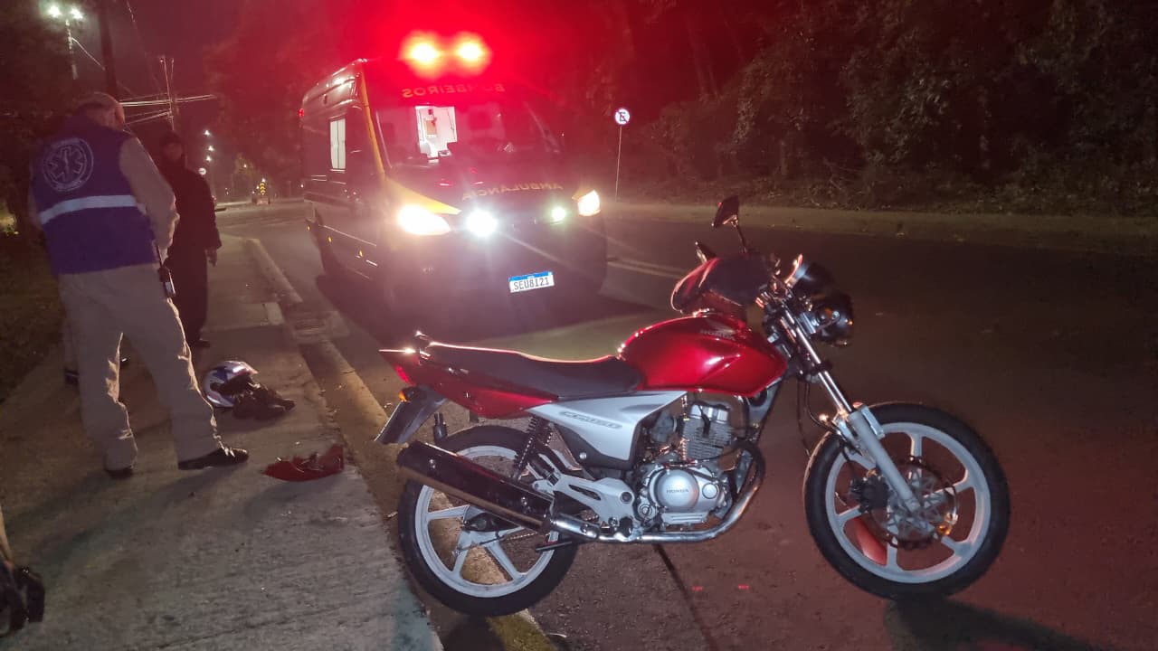 Motociclista fica ferido após cair em cruzamento com asfalto molhado em Cascavel
