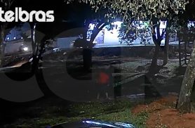 Vídeo mostra carro ficando preso sobre monte de pedras no Brasmadeira em Cascavel