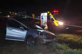 Motorista perde o controle de Peugeot na BR-467 e fica ferido em Cascavel