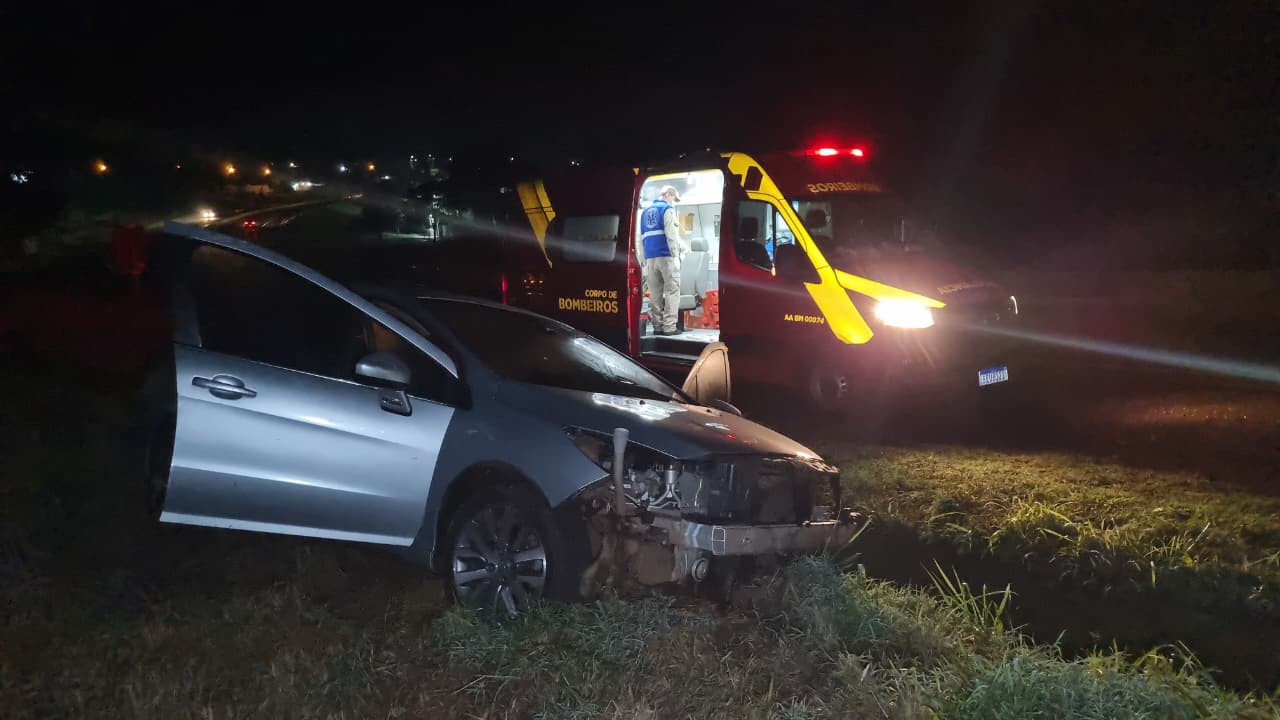 Motorista perde o controle de Peugeot na BR-467 e fica ferido em Cascavel
