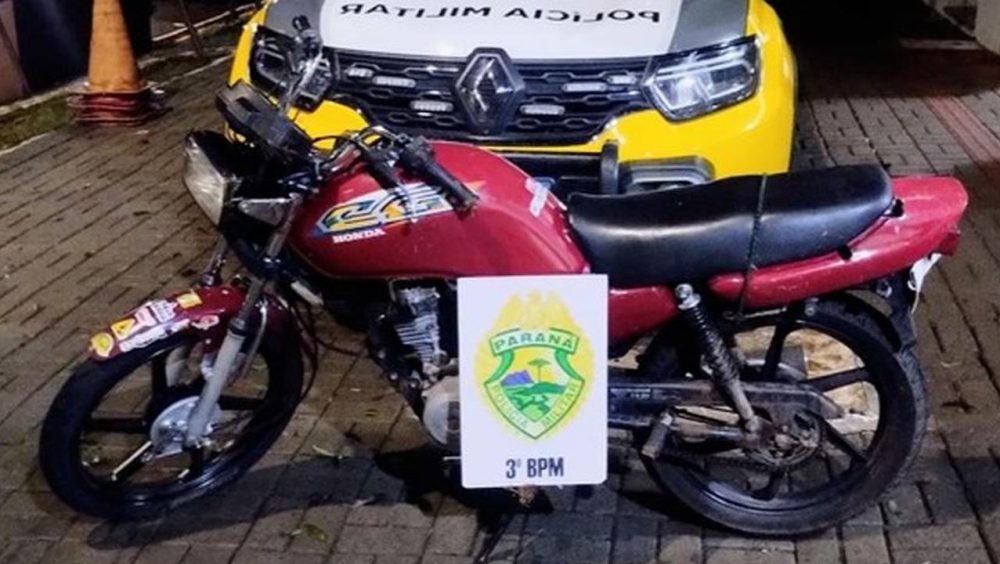 Adolescente sem CNH foge da PM, cai de moto e é apreendido em Pato Branco Imagem referente a Adolescente sem CNH foge da PM, cai de moto e é apreendido em Pato Branco