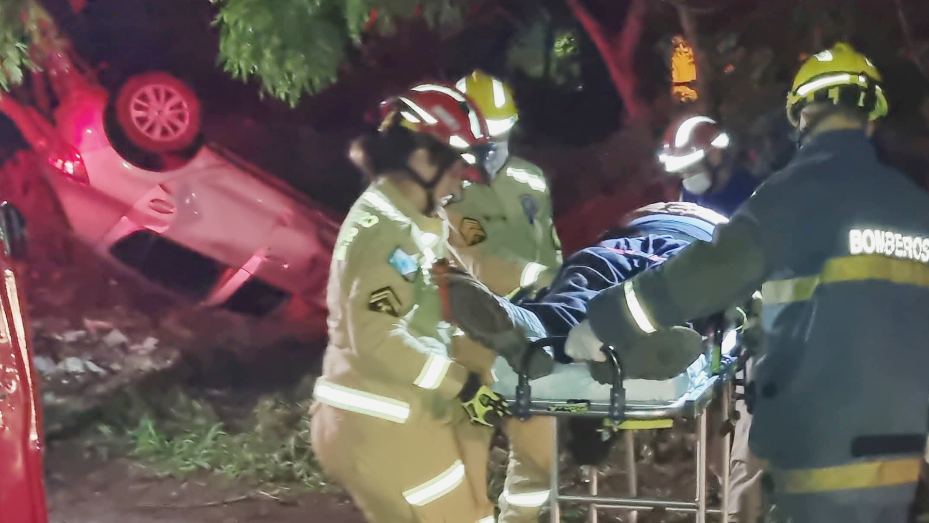 Capotamento mobiliza socorristas do Siate na BR-467, na rampa de acesso da rua Jacarezinho