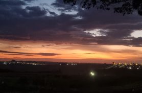 Sábado começa com raios no horizonte mas com sol entre nuvens o dia todo; pode chover!