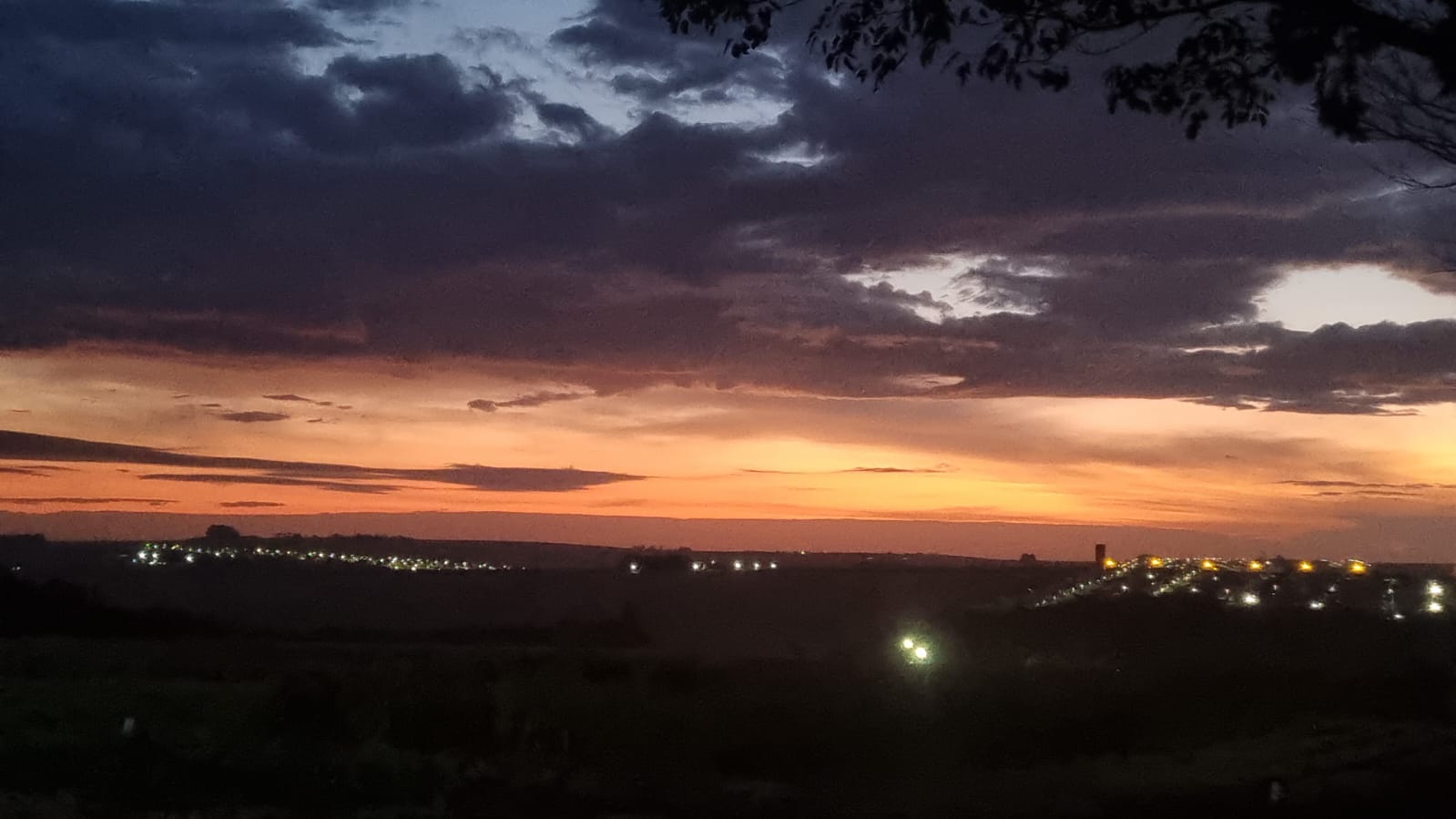 Sábado começa com raios no horizonte mas com sol entre nuvens o dia todo; pode chover!